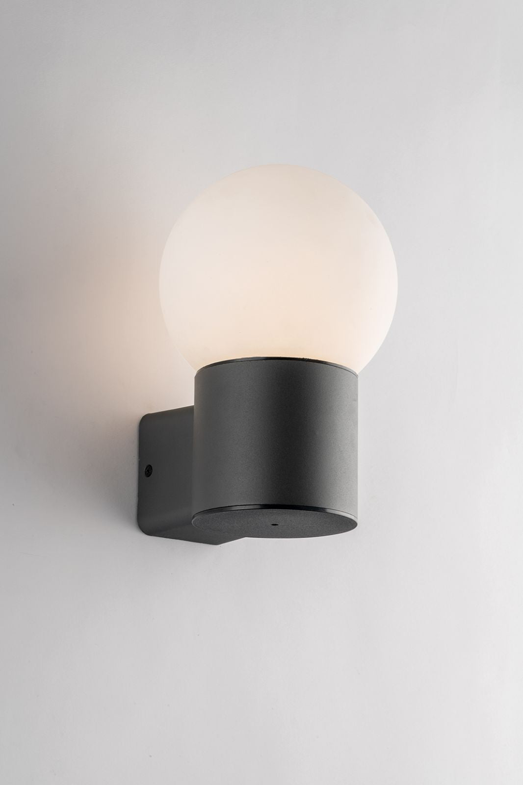 Applique per esterno IP54 in alluminio pressofuso antracite diffusore in PC lampada 1XE27 non inclusa SKITTLE Applique per esterno IP54 in alluminio pressofuso antracite diffusore in PC lampada 1XE27 non inclusa SKITTLE